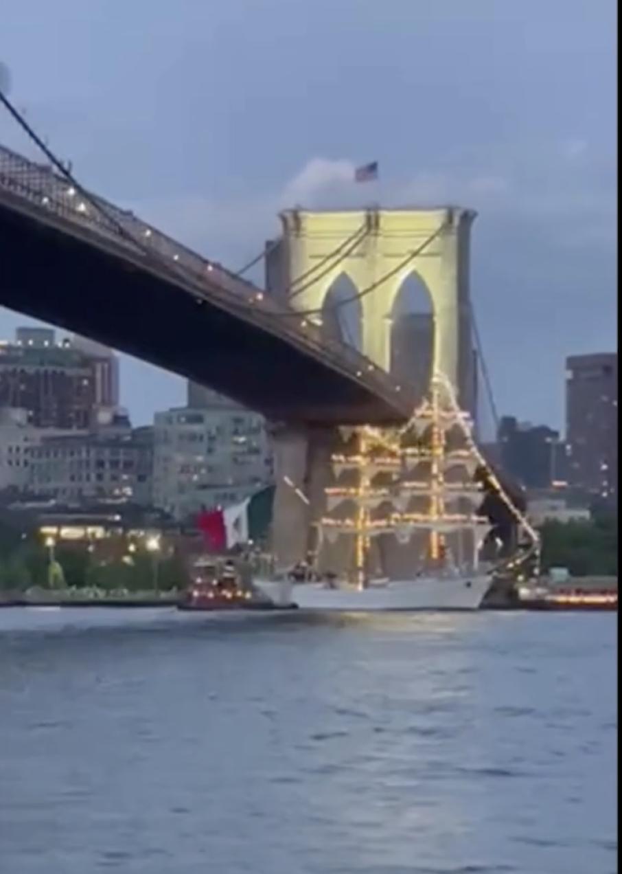 मेक्सिकन नौसेनाको पानी जहाज ब्रुकलिन ब्रिजमा ठोक्किँदा २ जनाको मृत्यु, दर्जनबढी घाइते